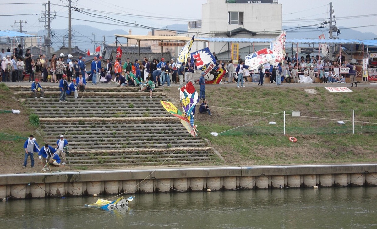 Shirone Giant Kite Battle